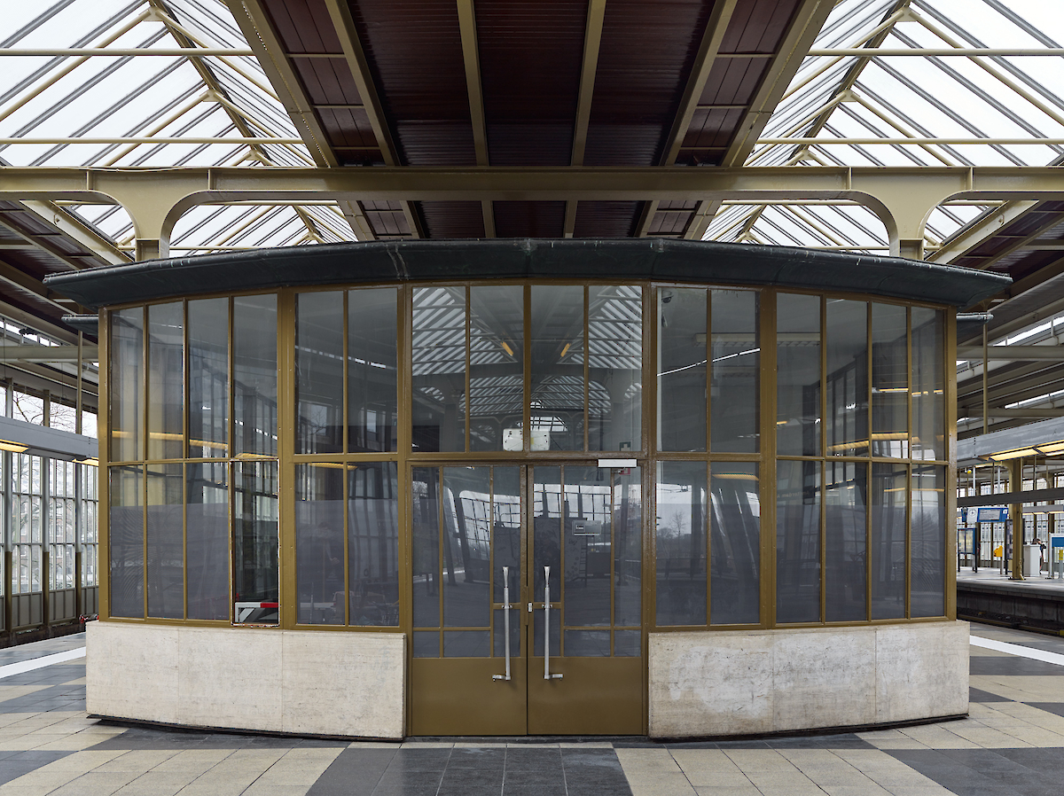 Monumental waiting area on the platform