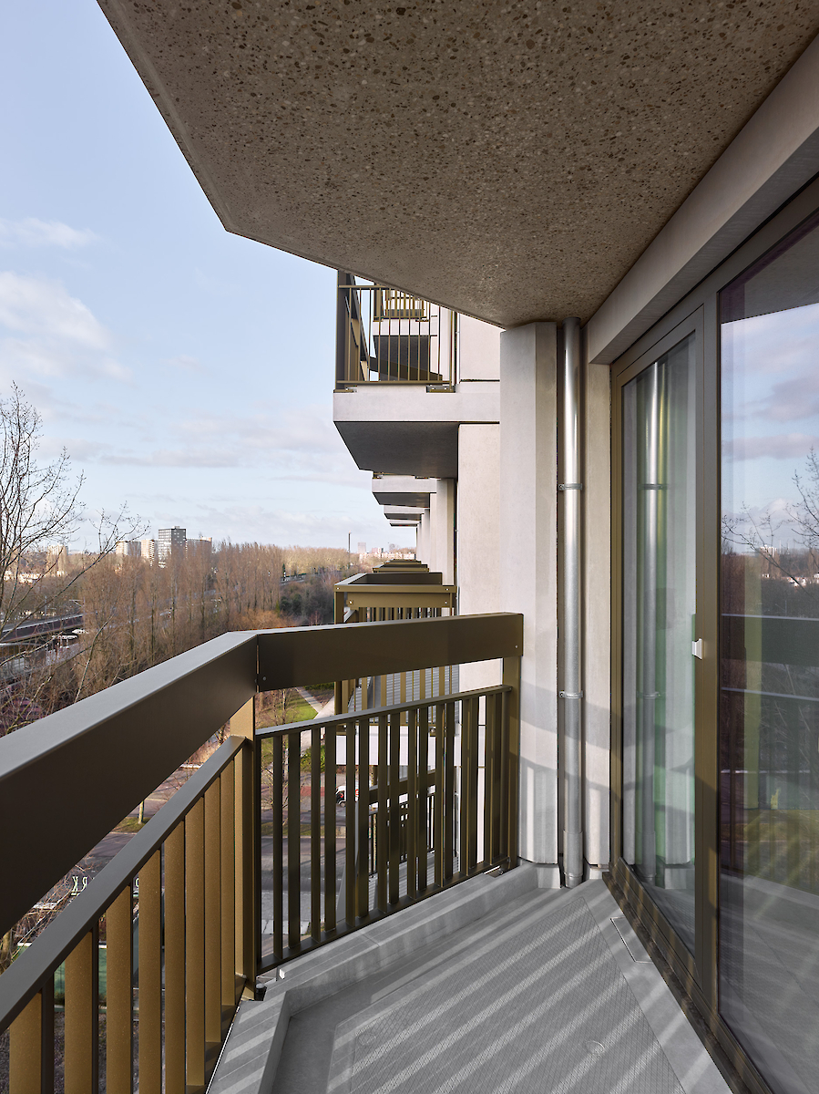 Balcony West facade with polished concrete ceiling